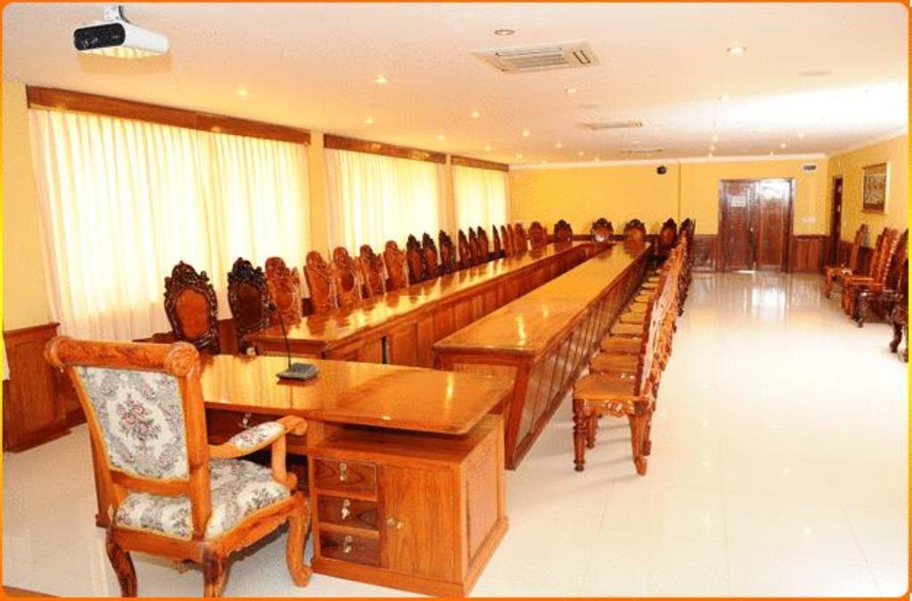 Holiday Hotel Баттамбанг Экстерьер фото