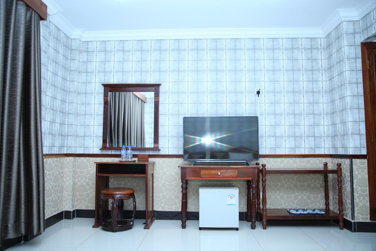 Holiday Hotel Баттамбанг Экстерьер фото