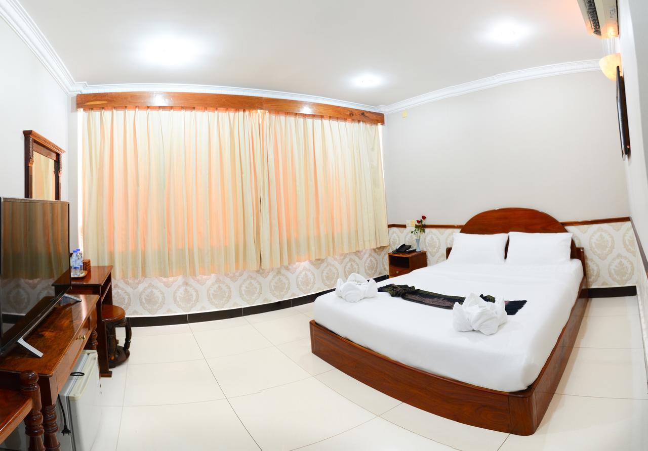Holiday Hotel Баттамбанг Экстерьер фото