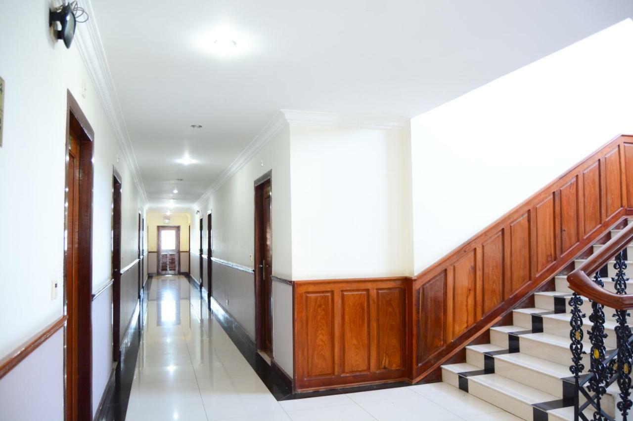 Holiday Hotel Баттамбанг Экстерьер фото
