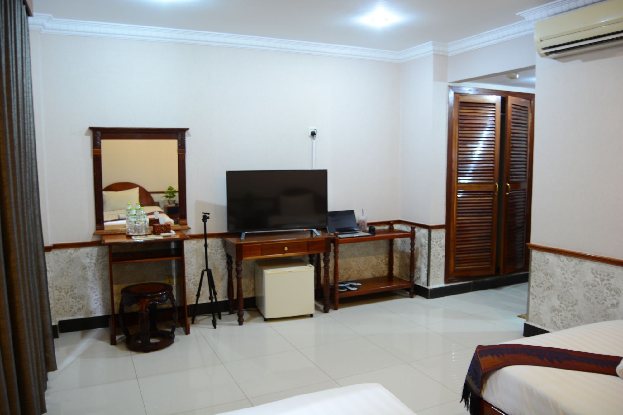 Holiday Hotel Баттамбанг Экстерьер фото